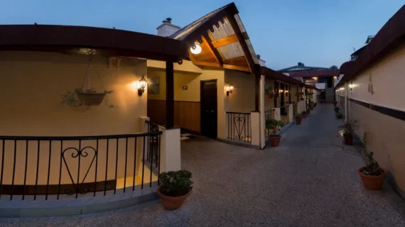 Entrance_of_Hotel_Himalaya_Nainital_ldsncg
